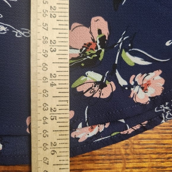 Fun2Fun Kenmore Split Neck Blouse Navy floral (Stitch Fix) size Small NWOT - Picture 6 of 8